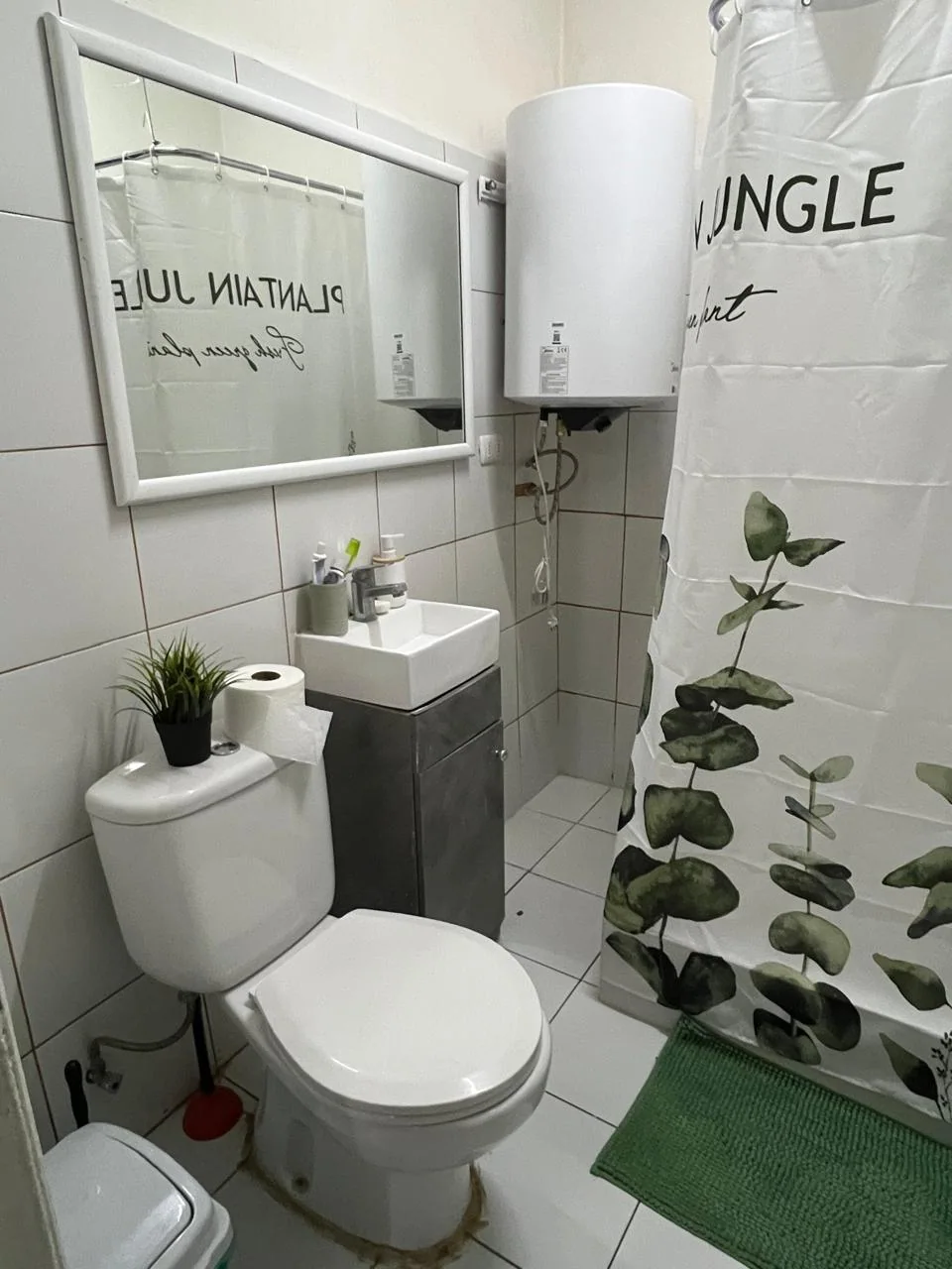 Otra vista del baño en las áreas comunes del hostal